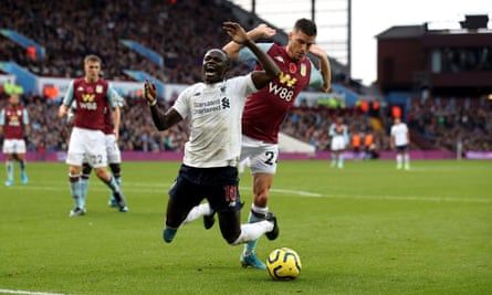 Sadio Mane föll till marken i straffområdet efter en tackling från Aston Villas Frederic Guilbert, men blev sedan varnad med ett gult kort efter att VAR bekräftat att det inte blev straff. Mane fortsatte spela och gjorde avgörande målet i 94:e minuten Speltips, Sport, Betting, News, Nyhet, Fotboll, Odds, Liverpool, Mane